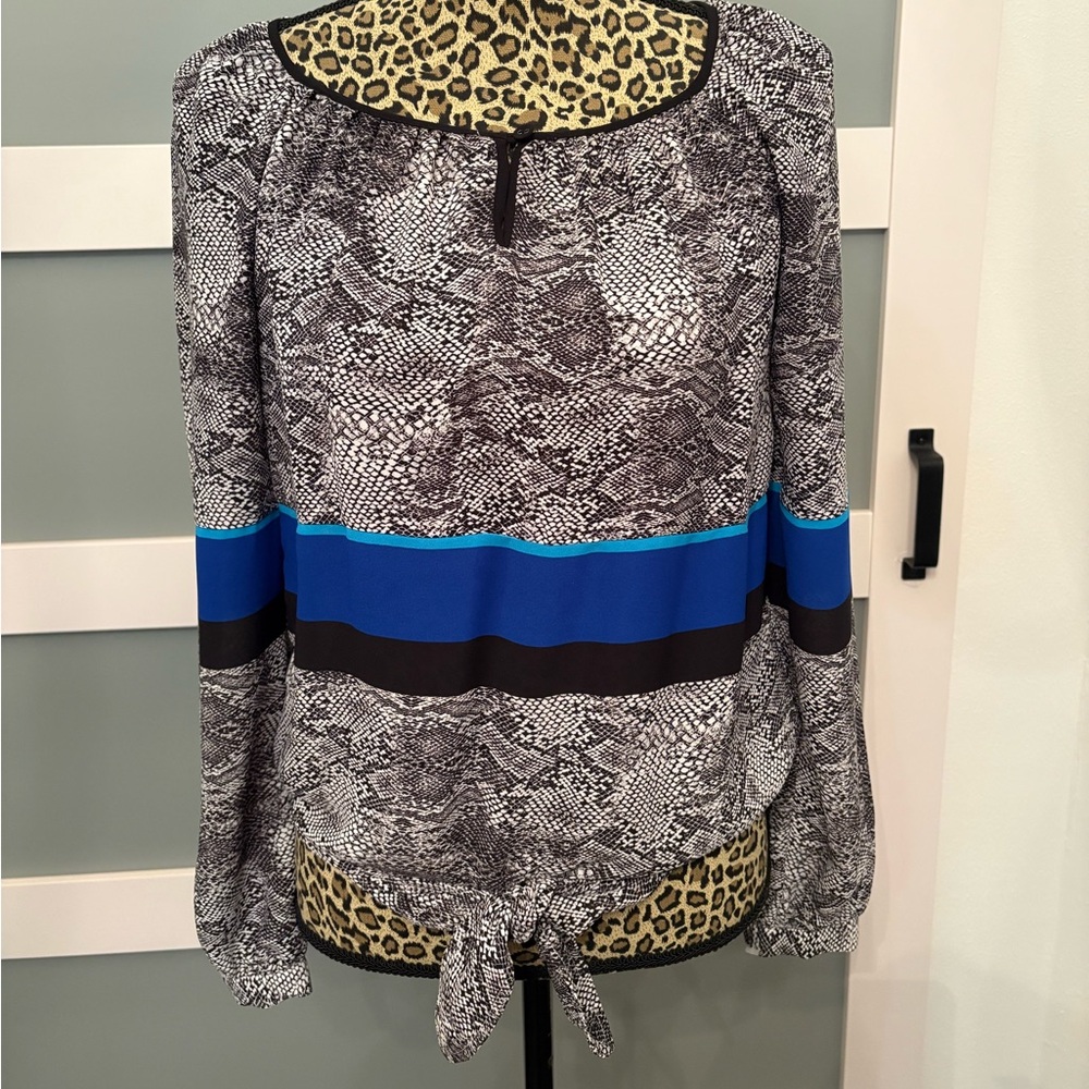 XOXO Women's Snakeskin Black and Blue Patterned Blouse